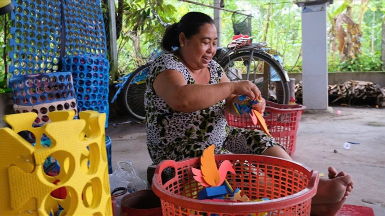 À Long Tuyen, seuls quelques foyers poursuivent encore le métier traditionnel de fabrication de jouets. image-16.jpg