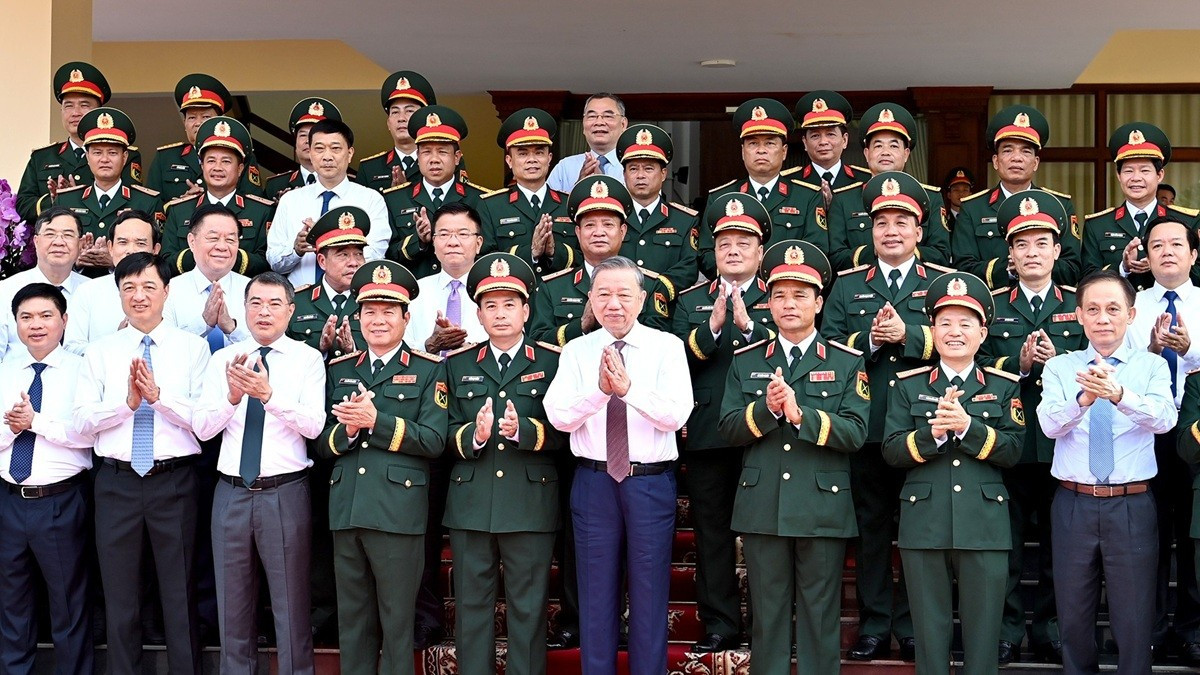 Le secrétaire général To Lam, secrétaire de la Commission militaire centrale, ainsi que des dirigeants du Parti, de l’État et les délégués participent à la séance de travail avec le Corps d’armée 12 (ministère de la Défense). Photo : NDEL.