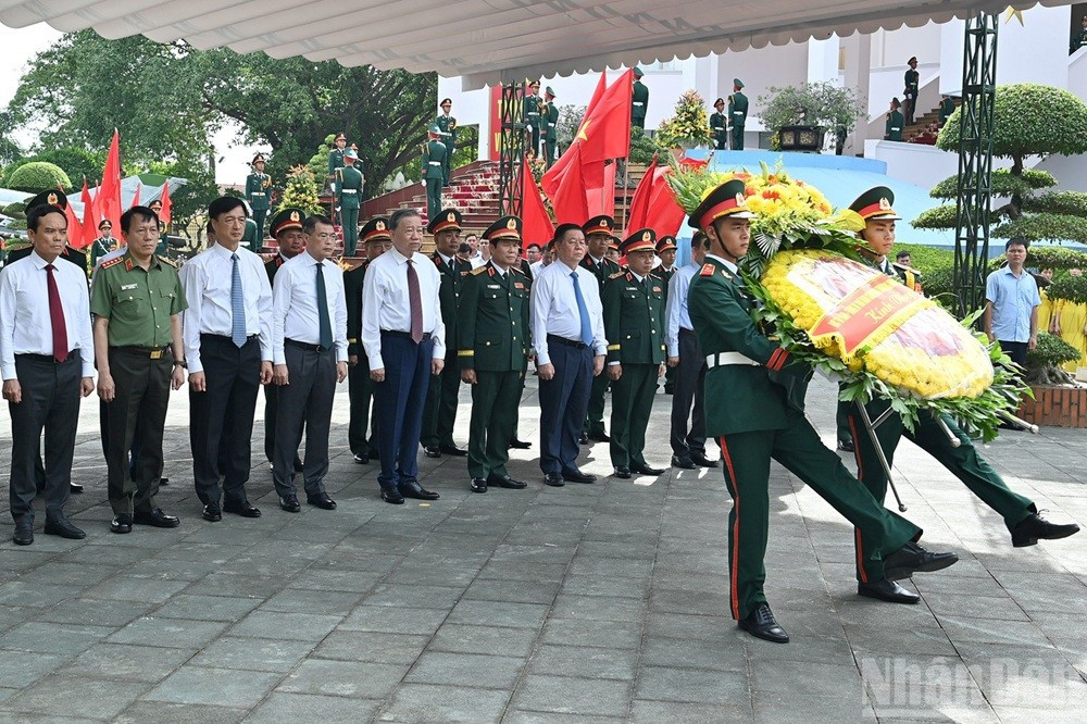 Le secrétaire général To Lam et la délégation du Comité central déposent une gerbe de fleurs en hommage aux Héros morts pour la Patrie au mémorial des martyrs du Corps d’armée 12. 4.jpg