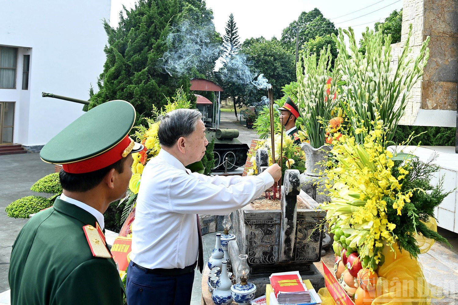 Le secrétaire général To Lam offre de l'encens en hommage aux Héros morts pour la Patrie au mémorial des martyrs du Corps d’armée 12. 5.jpg
