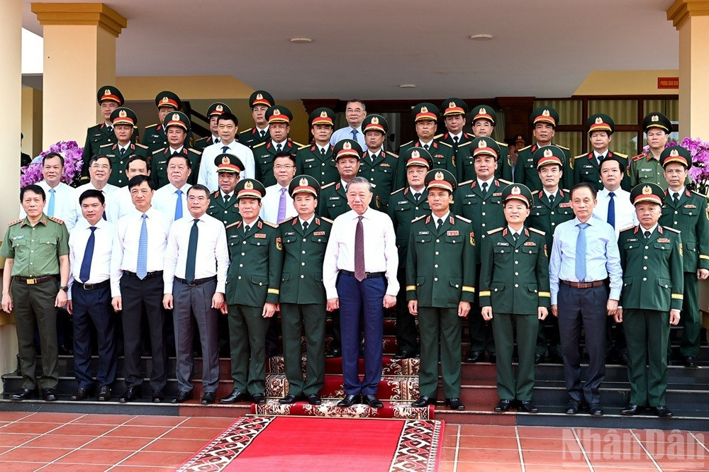 Le secrétaire général To Lam, secrétaire de la Commission militaire centrale, ainsi que des dirigeants du Parti, de l’État et les délégués participent à la séance de travail avec le Corps d’armée 12 (ministère de la Défense). 14.jpg
