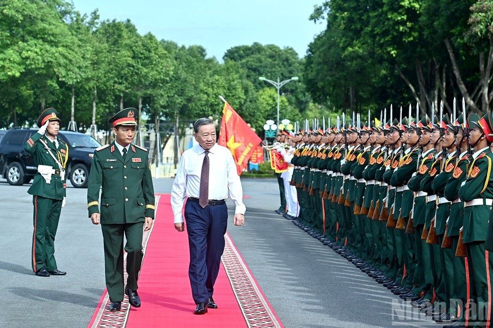 Le secrétaire général du Parti communiste du Vietnam (PCV) To Lam, secrétaire de la Commission militaire centrale, se rend au Corps d’armée 12. 2.jpg