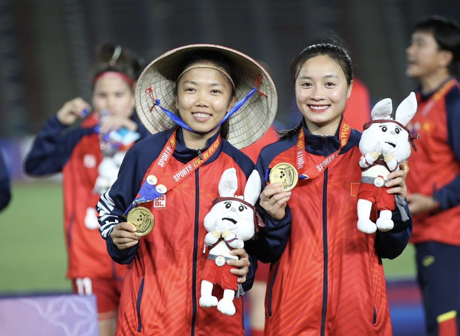 L'attaquante Huynh Nhu (à gauche) est devenue une légende du football féminin vietnamien avec 4 médailles d'or consécutives. Photo : Baobinhduong. ba-15-51.jpg
