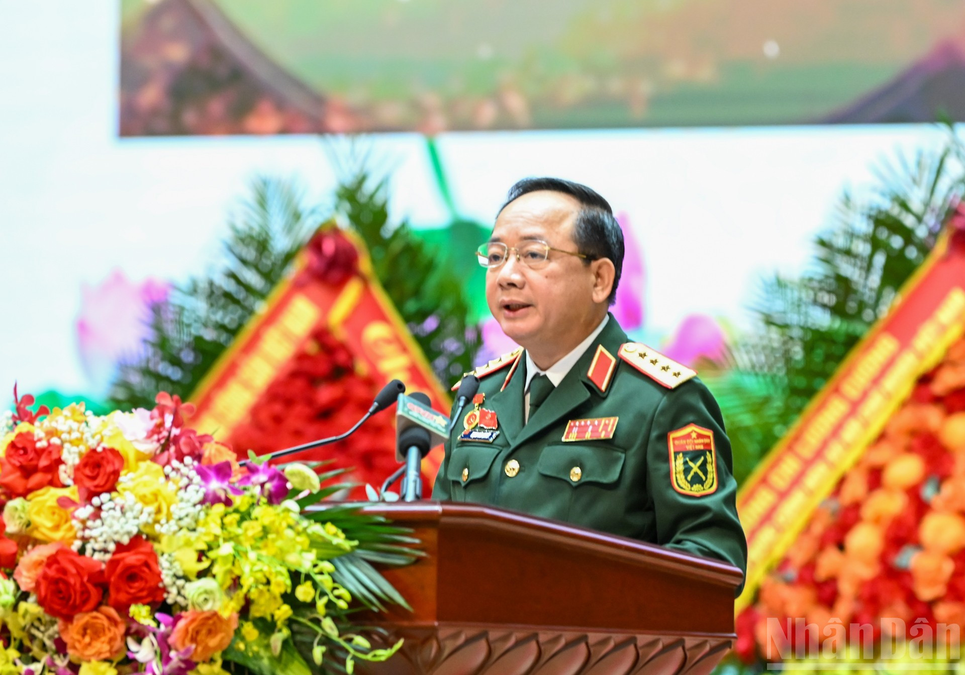 Le général Trinh Van Quyet, chef du Département général de la politique de l’Armée populaire du Vietnam, présente le rapport politique ainsi que le rapport de bilan de la Commission militaire centrale pour le mandat 2020-2025. image-8.jpg
