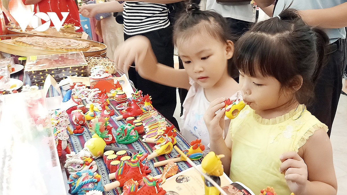 Les enfants sont ravis des jouets inspirés de la mode traditionnelle. img-20250925-192208.jpg