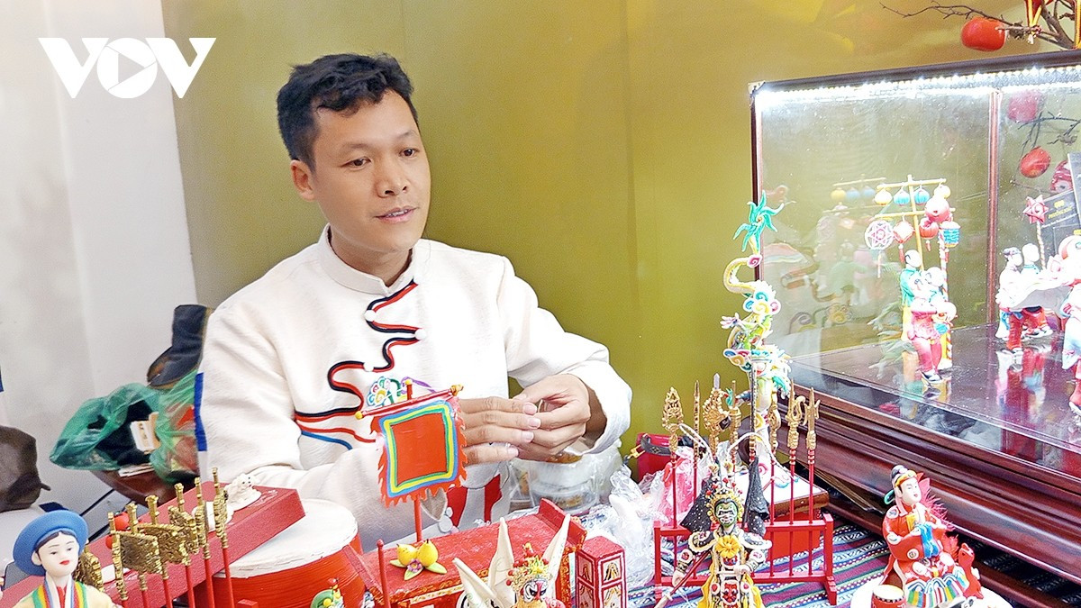 Le jeune artisan Dang Van Hau à son stand, présentant l’art du tò he en marge du programme artistique de la fête de la mi-automne Vietnam – Chine 2025. img-20250925-192450.jpg