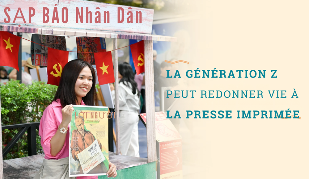 Une jeune fille reçoit un numéro spécial du Journal Nhân Dân à l’occasion du 135ᵉ anniversaire de la naissance du Président Ho Chi Minh. Photo : NDEL. gen-z-co-the-trao-cho-bao-in-mot-co-hoi-song-moi.png