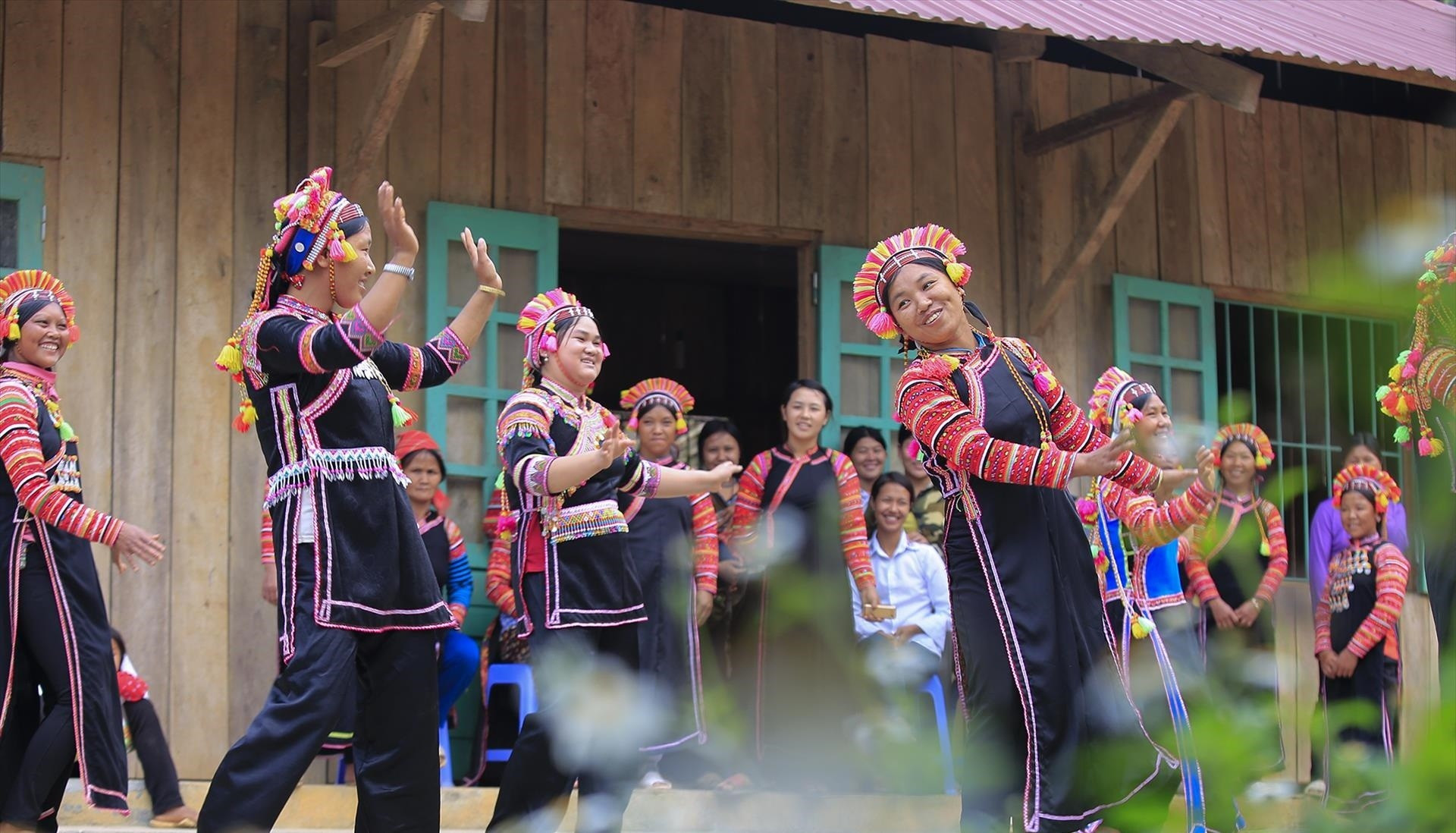 Des femmes de l’ethnie La Hu, dans le district de Muong Te (province de Lai Chau), exécutent une danse traditionnelle propre à leur culture. Photo : VNP.