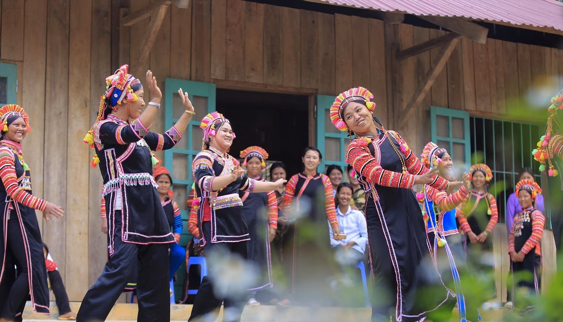 Des femmes de l’ethnie La Hu, dans le district de Muong Te (province de Lai Chau), exécutent une danse traditionnelle propre à leur culture. Photo : VNP.