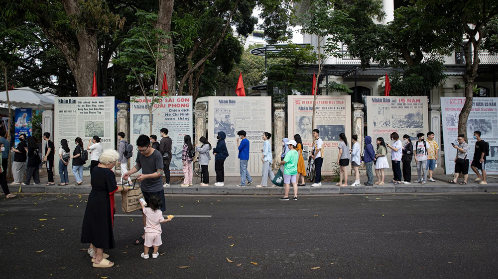 Une file de visiteurs faisant la queue pour découvrir l’exposition photographique « Éclat du nom de l’Oncle » et recevoir le supplément spécial du Journal Nhân Dân, à l’occasion du 135e anniversaire de la naissance du Président Ho Chi Minh. Photo : NDEL. son-tung-1920x1079-3612.png