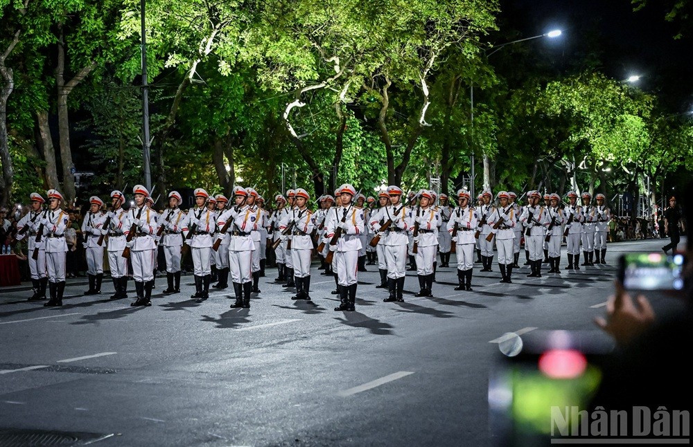 Programme de démonstration professionnelle et de parade des véhicules du ministère de la Sécurité publique, organisé à l’occasion du 80e anniversaire de la fondation de la Police populaire (19 août 1945 – 19 août 2025) et du 20e anniversaire de la Journée nationale de défense de la sécurité de la Patrie par tout le peuple. Photo : NDEL. 8.jpg