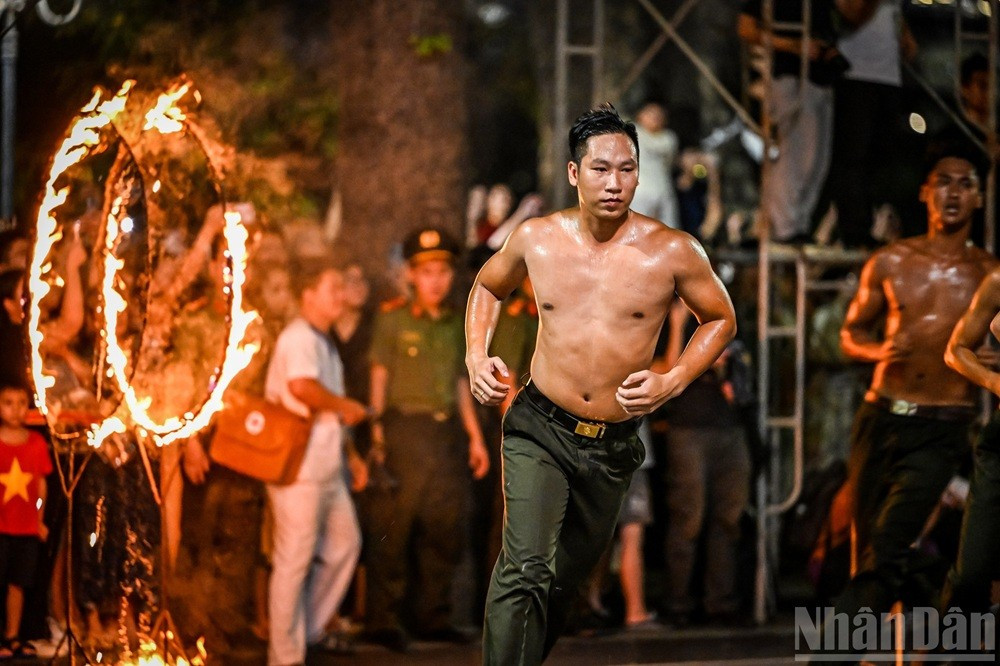 Les spectateurs sont émerveillés par la spectaculaire roulade à travers un cercle de feu réalisée par les policiers. Photo : NDEL. 10.jpg
