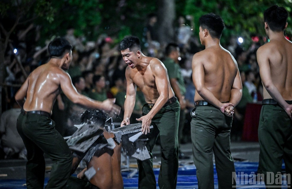 Une démonstration de bris de béton avec la tête. Photo : NDEL. 13.jpg
