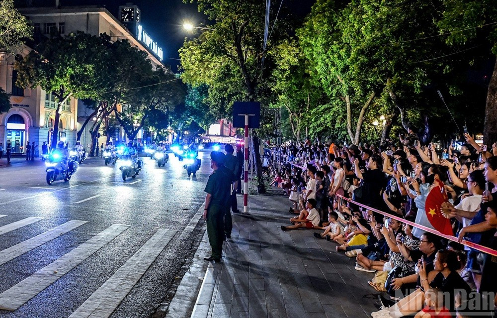 Les habitants de la capitale ont eu l’occasion d’admirer de nombreuses démonstrations techniques spectaculaires. Photo : NDEL. 1.jpg