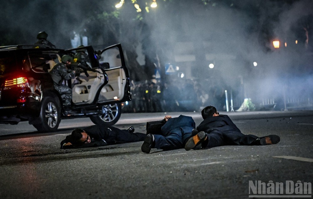 Les forces de protection rapprochée utilisent des équipements techniques modernes lors de l’exercice. Photo : NDEL. 16.jpg