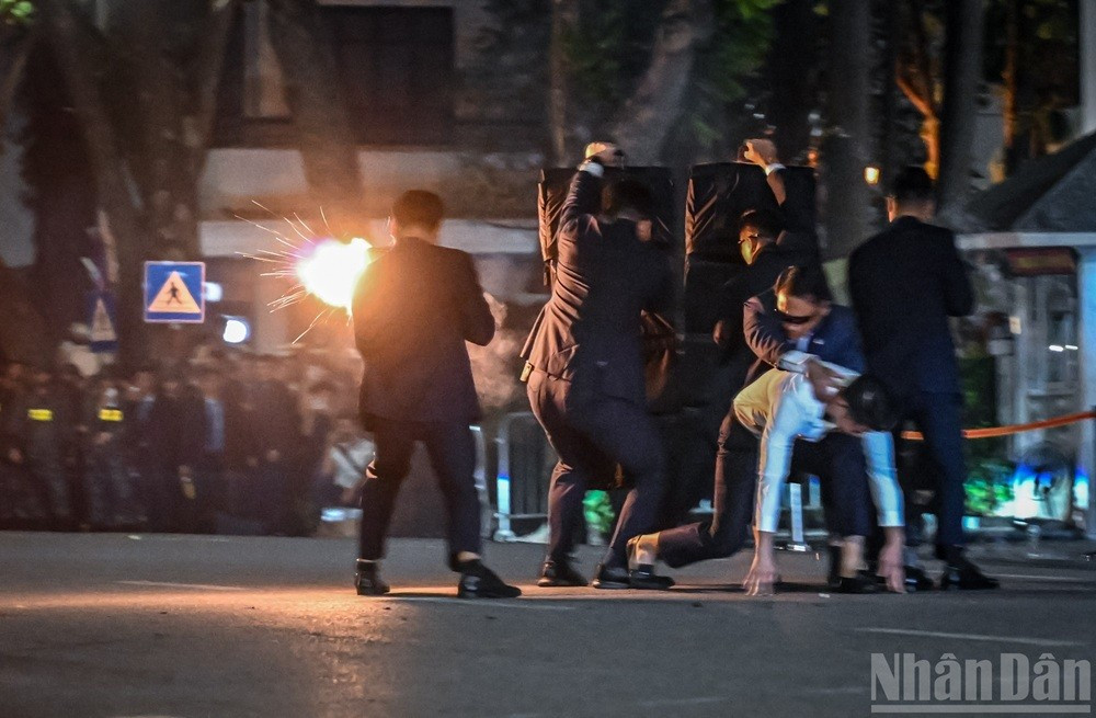 Une scène d’action digne d’un blockbuster, avec les gardes du corps simulant une opération de sauvetage d’une personnalité importante. Photo : NDEL. 15.jpg