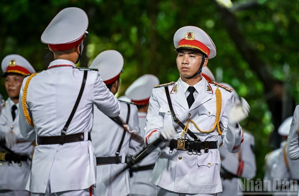 Une démonstration de maniement artistique des armes sur fond musical. Photo : NDEL. 7.jpg