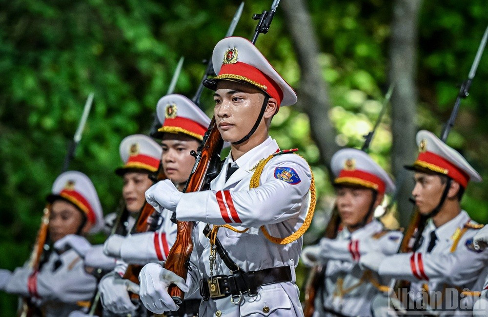 Sous la chaleur étouffante de Hanoï, les gouttes de sueur continuent de perler sur le visage des agents de la Police populaire vietnamienne pendant l’entraînement. Photo : NDEL. 6.jpg