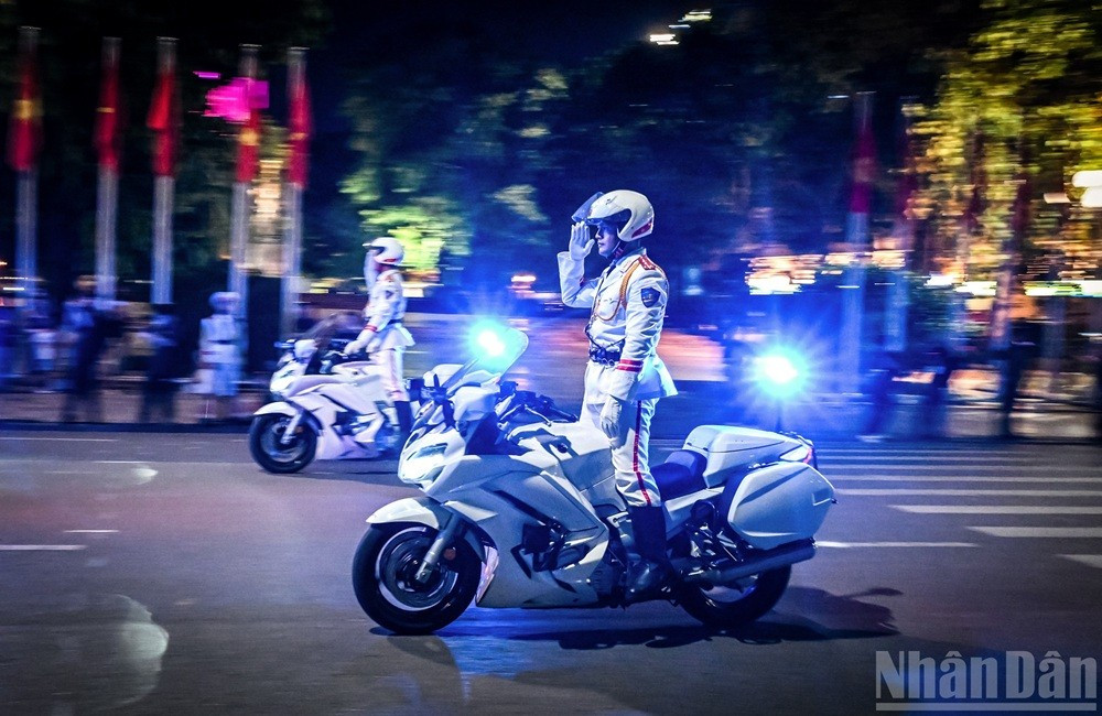 Des policiers saluent la population tout en manœuvrant leurs motos spécialisées lors de la démonstration. Photo : NDEL. 3.jpg