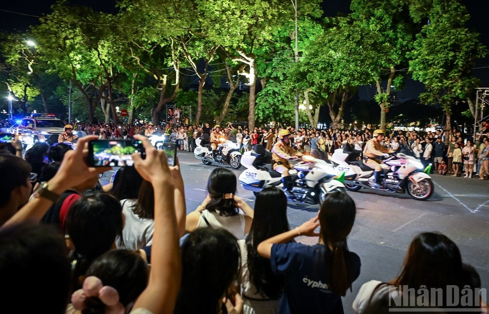La démonstration des techniques professionnelles offre une expérience des plus authentiques, permettant au public de mieux comprendre le travail, les défis ainsi que les lourdes et nobles responsabilités de la Police populaire vietnamienne en toutes circonstances et à travers les époques. Photo : NDEL. 18.jpg