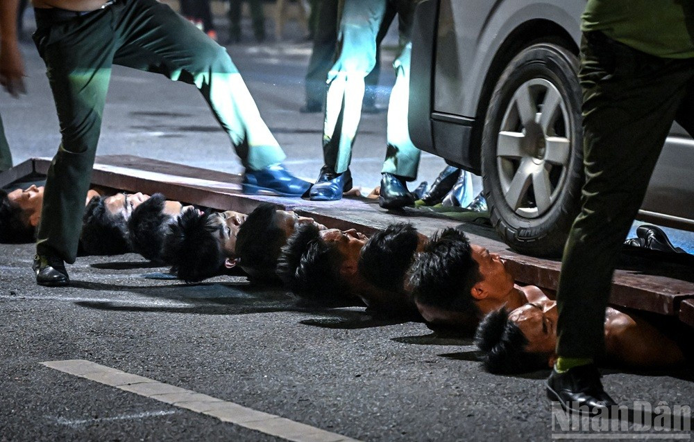 Les policiers font preuve d’une force impressionnante sous les yeux de milliers d’habitants de la capitale. Photo : NDEL. 12.jpg
