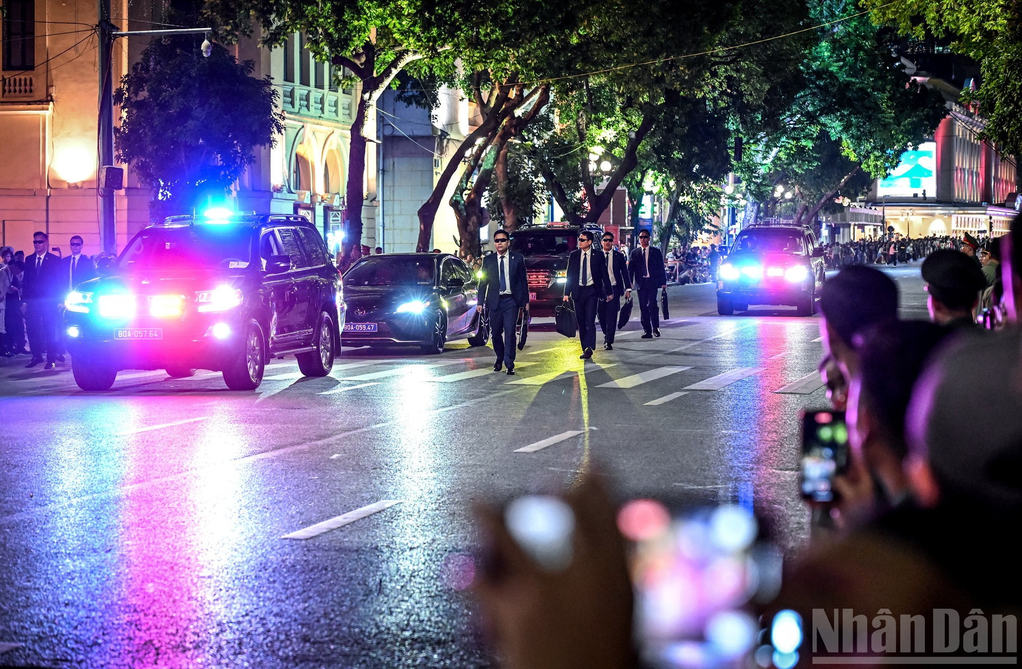 La garde rapprochée a organisé un exercice de simulation pour protéger des personnalités face à une attaque terroriste fictive, attirant des milliers de curieux massés des deux côtés de la rue. Photo : NDEL.