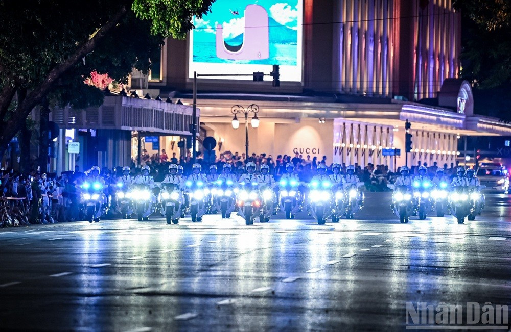 Le spectacle débute par une scène visuellement saisissante : dans un jeu de lumières éclatantes, l’unité motocycliste d’escorte de la Police de Hanoï a avancé en direction de la statue de Ly Thai To depuis le carrefour Trang Tien – Hang Khay. Photo : NDEL. 2.jpg