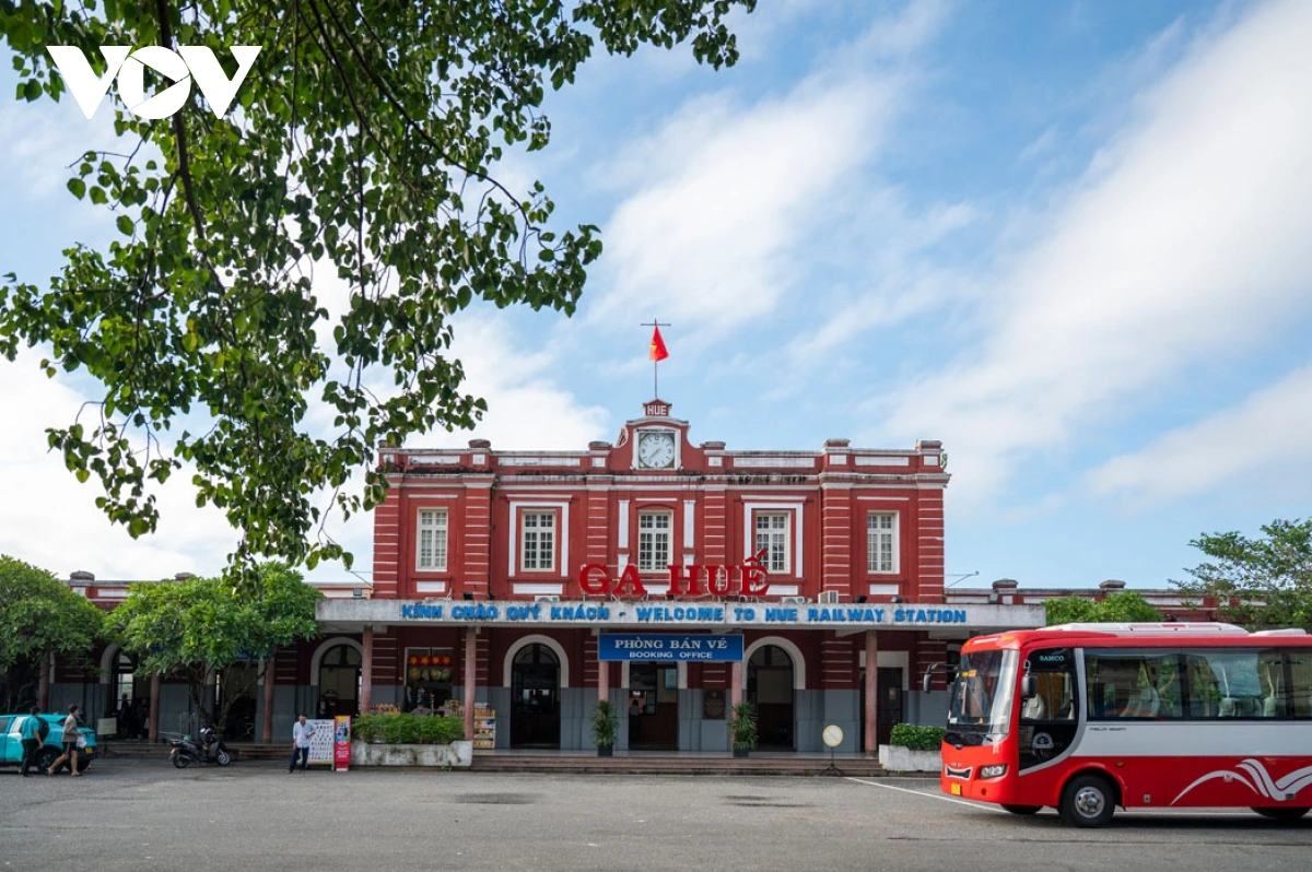 Construite en 1906, la gare de Hue compte parmi les plus anciennes du Vietnam. Elle fut édifiée à la même époque que la ligne ferroviaire transvietnamienne, lancée par les Français au début du XXe siècle. Avec son style français classique, raffiné et harmonieux, la gare s’intègre avec élégance dans le paysage urbain de Hue, souvent qualifiée de « musée vivant » du patrimoine. Photo : VOV. 1.png