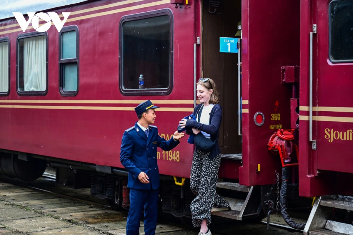 Le Service du Tourisme de Hue élabore actuellement le produit « Voyage à travers les gares anciennes du Centre du Vietnam », dont la gare de Hue constitue l’étape centrale – là où passé et présent se rejoignent sur la terre de l’ancienne capitale impériale. Photo : VOV. 12.png