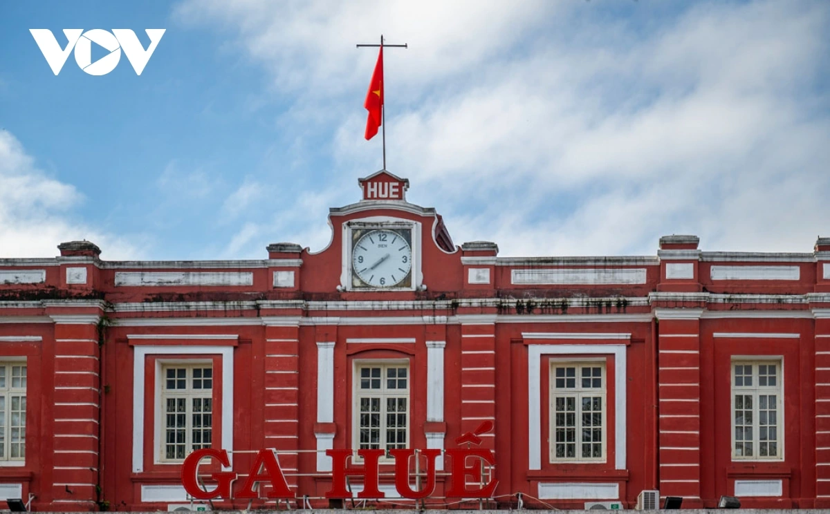 Depuis plus de cent ans, la gare de Hue n’est pas seulement un lieu de départ et d’arrivée pour des centaines de milliers de voyageurs, mais aussi un maillon essentiel de la ligne ferroviaire Nord–Sud. De là, il est aisé de rejoindre Hanoï, Ho Chi Minh-Ville ou encore les destinations touristiques du Centre telles que Da Nang, Hoi An et Quang Binh. Photo : VOV. 3.png