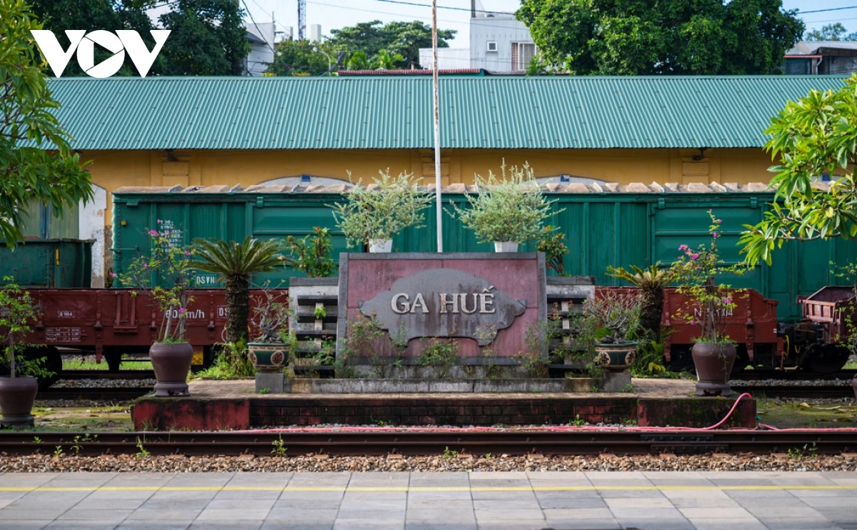 Ces dernières années, la gare a bénéficié d’aménagements paysagers, de nouveaux espaces verts et d’une modernisation des comptoirs d’information, des zones de repos et des services de bagagerie, offrant un cadre plus accueillant et confortable. Photo : VOV. 10.png