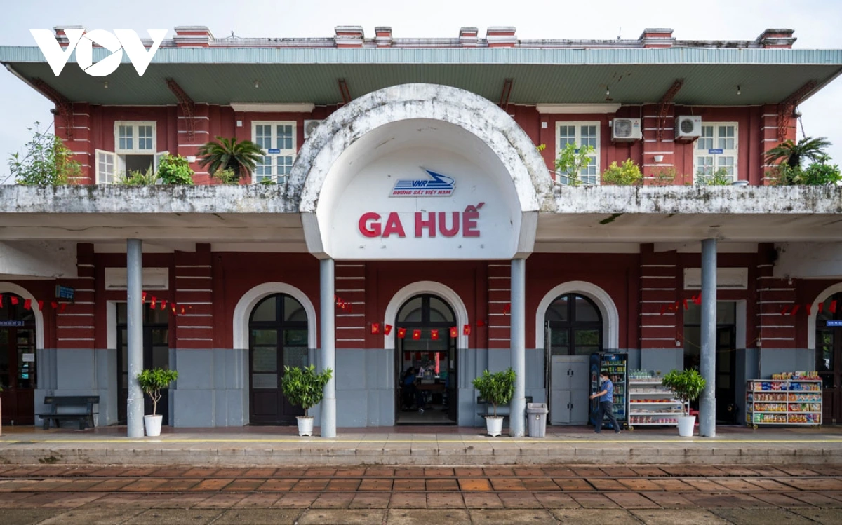 En 2018, le Comité populaire de la province de Thua Thien Hue a classé la gare parmi les 27 ouvrages architecturaux français remarquables, aux côtés du Lycée Quoc Hoc, de l’Hôpital central de Hue et de la cathédrale Phu Cam. Elle est considérée comme un symbole de la fusion entre influences orientales et occidentales dans l’architecture urbaine. Photo : VOV. 5.png