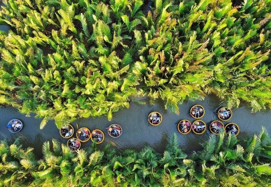 Une visite à la forêt de cocotiers de Bay Mau, à Cam Thanh : panier rond, chants traditionnels et sérénité au cœur des cocoteraies verdoyantes. Thuonggiaonline. 4.jpg