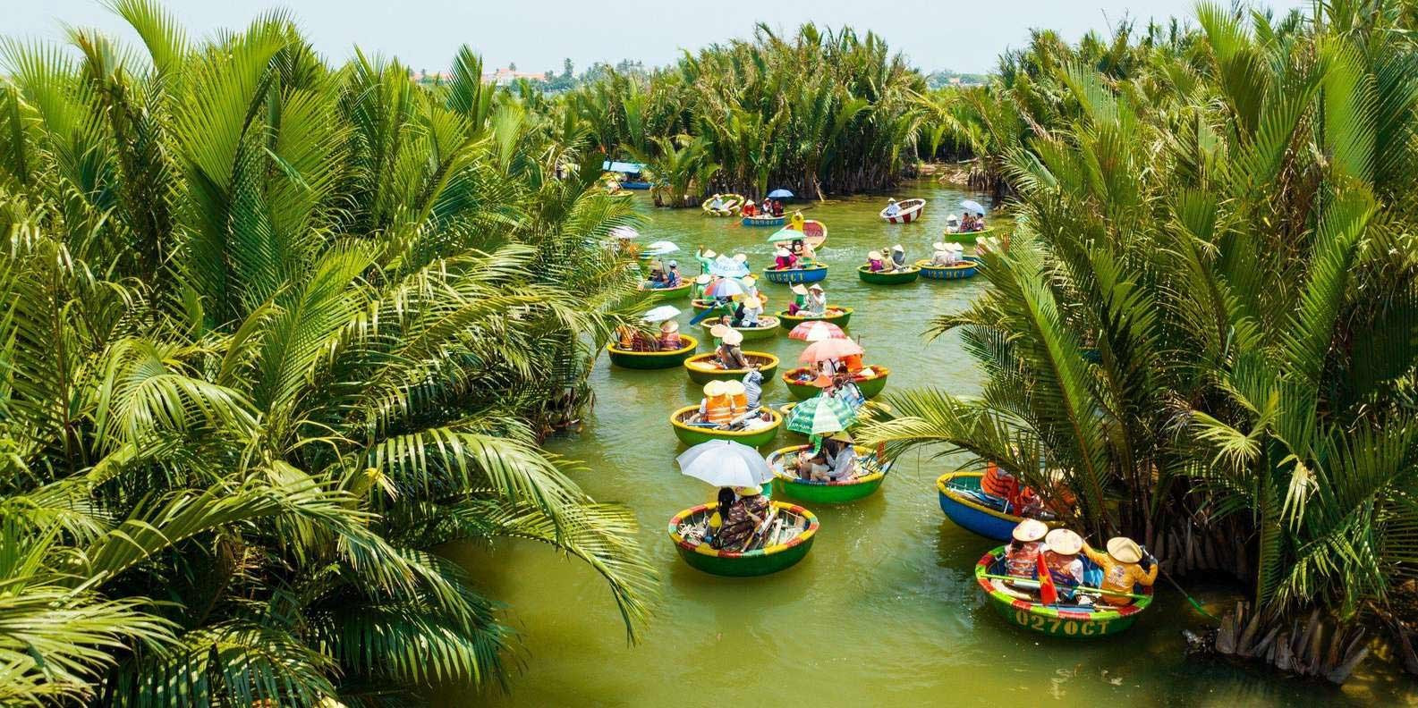 Balade en bateaux paniers traditionnels au cœur de la forêt de cocotiers de Cam Thanh, une expérience authentique et pittoresque du Vietnam. Photo : Saigonadventure.