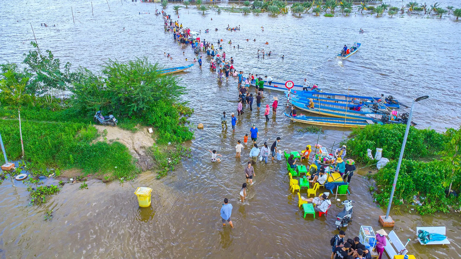 Des fidèles venus de nombreuses provinces se rendent à la pagode Phu Son pendant la saison des crues. Photo : PLO. 4.png
