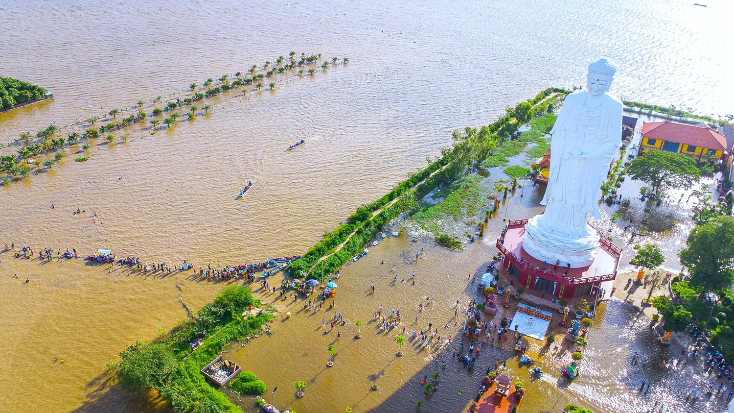 La statue du Bouddha Amitabha, haute de 42 mètres, se dresse majestueusement. Photo : PLO. 3.png