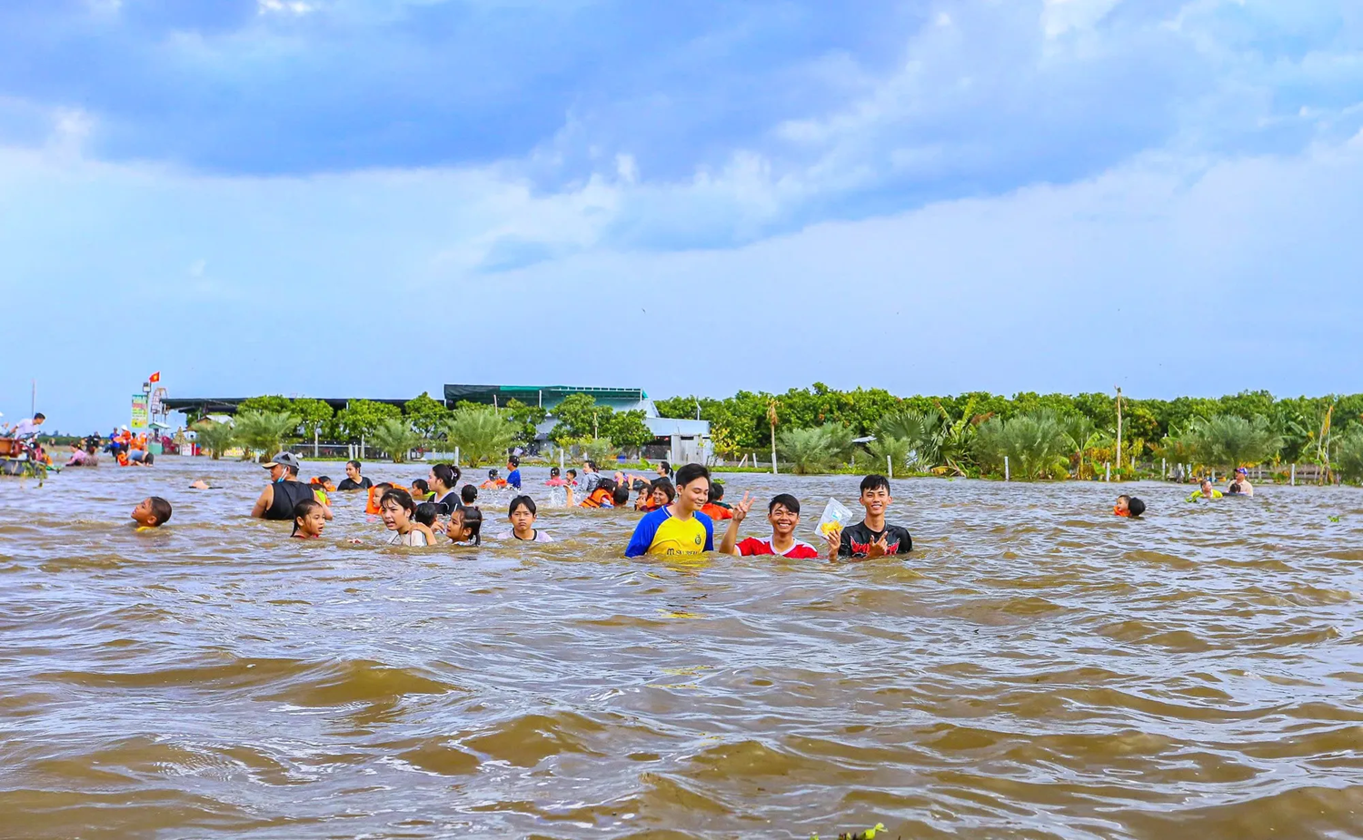 De nombreux visiteurs se détendent dans les eaux de crue du delta du Mékong. Photo : PLO. 7.png