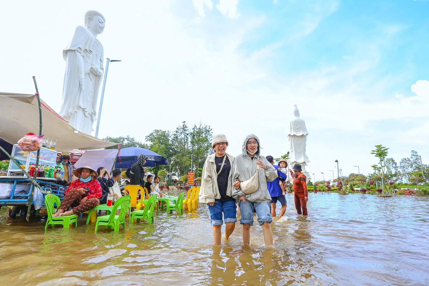 Les jeunes sont ravis de visiter la pagode Nui Noi pendant la saison des crues. Photo : PLO. 6.png