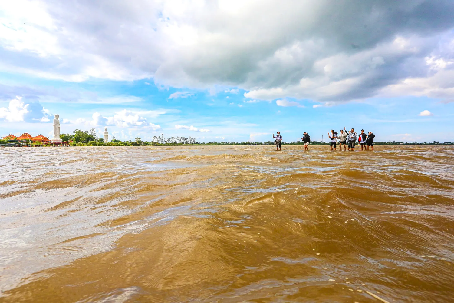Beaucoup n’hésitent pas à traverser l’eau pour rejoindre la pagode Nui Noi, attirés par sa beauté et son atmosphère unique. Photo : PLO. 5.png