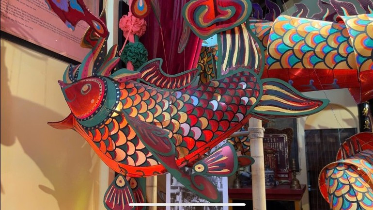 Les modèles de lanternes sont recréés à travers de nombreuses étapes minutieuses : brûlage du bambou, assemblage de l’armature, collage, peinture puis montage final. Photo : NDEL.