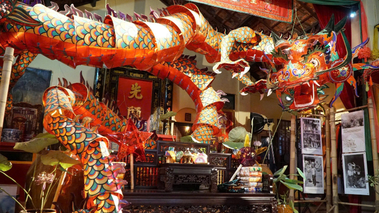 La lanterne “Dai Long” (Grand Dragon) puise son inspiration dans l’image du dragon des festivités du Phu Day, à Nam Dinh. Photo : NDEL. image.png