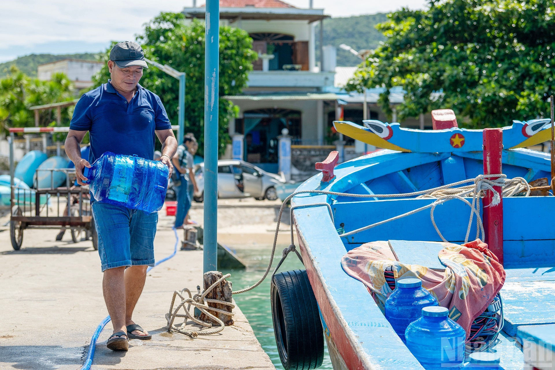 Les pêcheurs préparent les produits de première nécessité pour une sortie en mer. image-6.jpg
