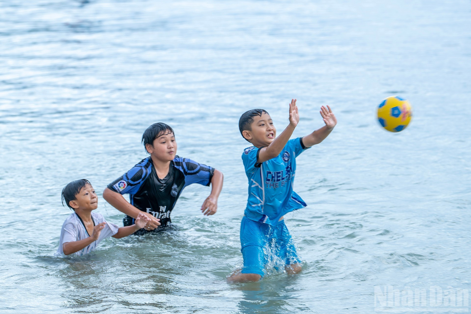 La mer est un terrain de jeu sans fin, où les enfants s’ébattent librement dans l’eau fraîche et bleue. image-13.jpg