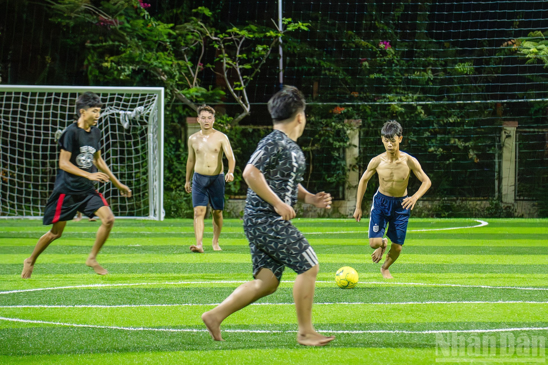 Le soir, le terrain de football devient l’endroit où les jeunes s’enthousiasment pour des matchs animés. image-16.jpg