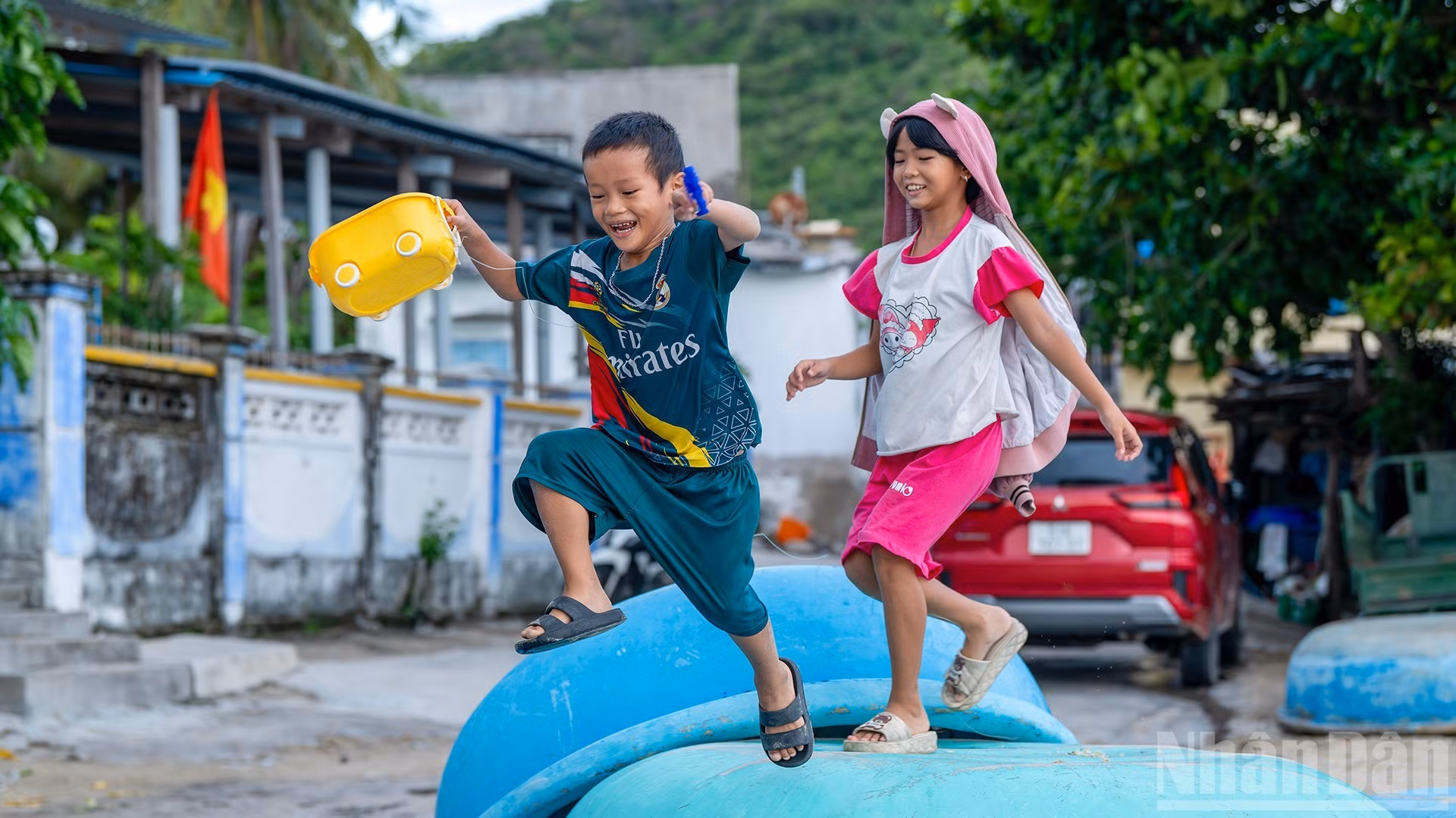 Les éclats de rire des enfants – une musique limpide qui résonne partout dans le village de pêcheurs de Ninh Van. Photo : NDEL.