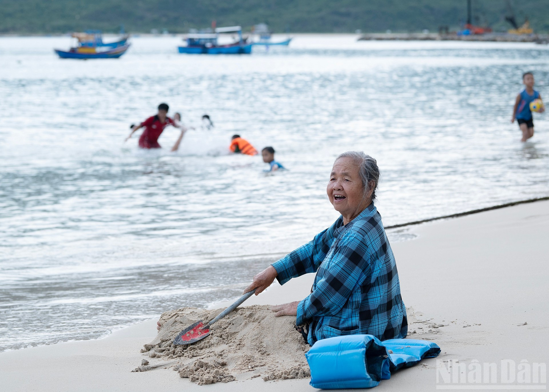 Le sourire bienveillant des anciens, témoins de tant de générations ayant grandi au bord des vagues. image-14.jpg