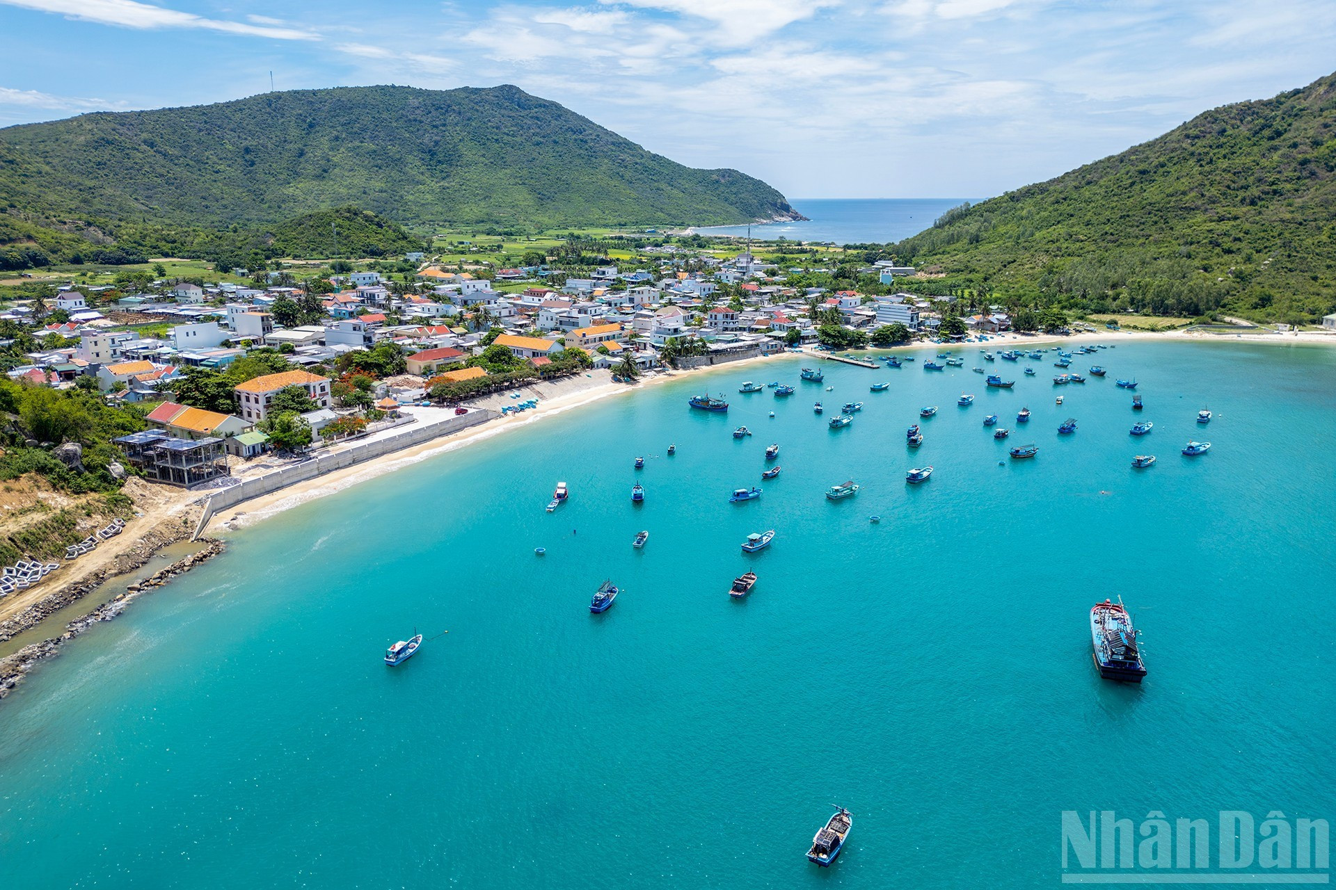 Le village de pêcheurs de Ninh Van, situé dans le quartier de Dong Ninh Hoa (province de Khanh Hoa), se blottit au pied du mont Hon Heo et s’ouvre sur la mer. image-5.jpg