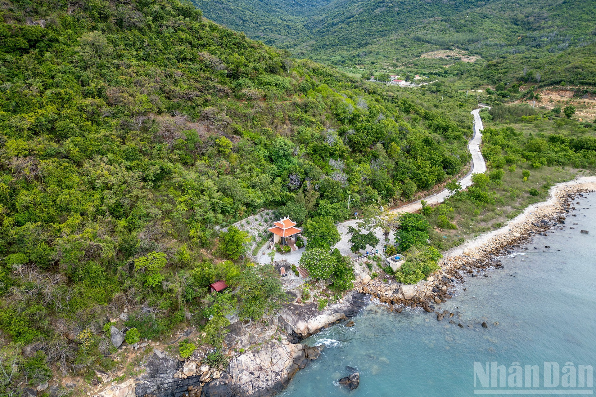 À Ninh Van se trouve aussi le site historique national, le mémorial du navire C235, qui commémore le sacrifice héroïque de 14 officiers et soldats de l’unité 125 de la Marine, tombés pour préserver le secret de la piste Ho Chi Minh en mer. image-11.jpg