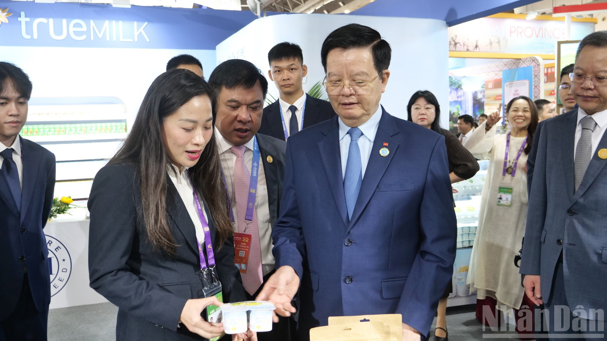 Lors d’une interview du Journal Nhân Dân en Chine, Mme Hoang Thi Thanh Thuy, directrice du commerce international du groupe TH, a déclaré : « À la CAEXPO de cette année, nous exposons de nombreux nouveaux produits tels que le lait frais, le thé aux fruits, les infusions aux herbes et les fruits séchés. Nous collaborons également avec des importateurs chinois pour fournir des produits exigeant des normes élevées en matière de transport et de conservation, tels que les yaourts à manger, les yaourts à boire et les glaces. Ces produits reposent sur des matières premières soigneusement sélectionnées, et sont fabriqués selon un processus intégré utilisant des technologies avancées, afin de garantir des standards internationaux made in Vietnam. » image-12.jpg