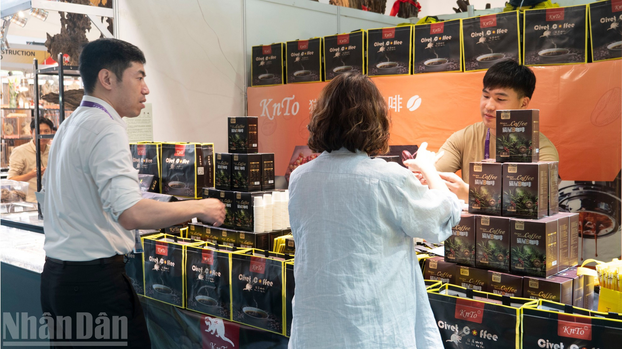 Des visiteurs achètent des produits de café vietnamiens. image-10.jpg